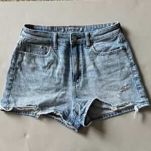 Women’s American Eagle Outfitters Light Blue Distressed Denim Mom Shorts Size 4